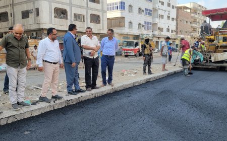 مدير عام المنصورة يدشن مشروع إعادة تأهيل لأحد الطرق المتهالكة بالمديرية بتكلفة "70" مليون ريال