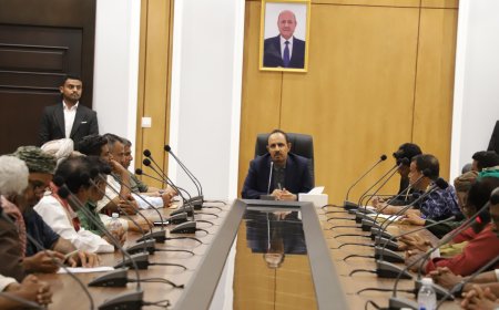 مشائخ وأعيان وأبناء أحياء ديس المكلا يؤكدون وقوفهم الى جانب السلطة المحلية بالمحافظة ومساندتهم لجهودها في حفظ الأمن ودعم التنمية