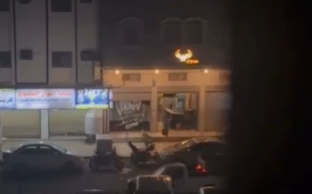 عدن.. قوة امنية تعتقل عددا من الشباب اثناء مداهمتها صالة العاب في المنصورة