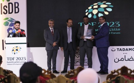 وزير الشؤون الاجتماعية والعمل ومحافظ حضرموت ومؤسسة العون التنموية يكرمون الدكتور فيدل ومدراء عموم المحافظات.