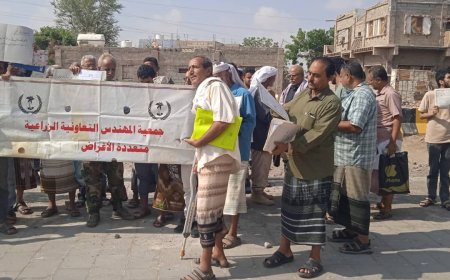 وقفة احتجاجية أمام مبنى محافظة لحج ' تطالب بكف الاعتداء الآثم والغير قانوني على أراضي جمعية الكوكب و المهندس