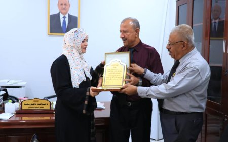 المدير العام التنفيذي لصندوق تنمية المهارات يكرم نائب مدير عام الهيئة العامة للتامينات والمعاشات لشؤون الإيرادات بدرع تكريم . 