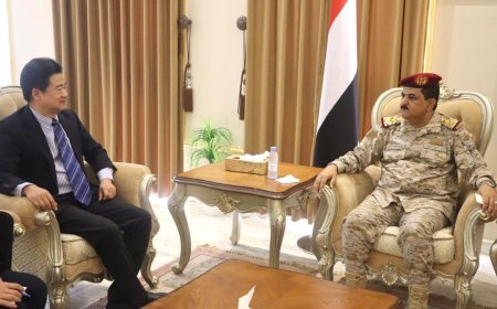 وزير الدفاع يلتقي القائم بالأعمال في السفارة  الصينية لدى اليمن