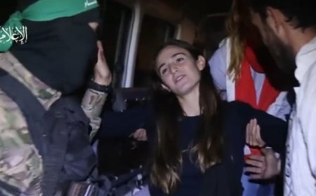 أصابك سهـم أم رُميتَ بنـظـرةٍ.. أسرى إسرائيل يودعون مقاتلي حماس بود وابتسامات ونظرات حب