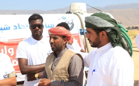 بالصور.. اتحاد شباب الغد بالمهرة يوزع مياه الشرب لأبناء حصوين