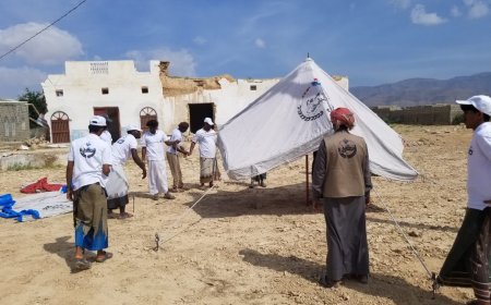 مكونة من 100 خيمة.. اتحاد شباب الغد بالمهرة يوزع خيام على المتضررين بحصوين