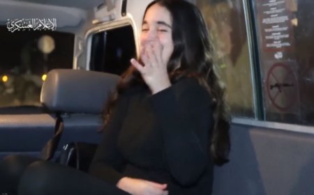 يتحدثن بالعربية.. شاهد كيف ودعت أسيرات إسرائيليات مقاتلي القسام لحظة إطلاق سراحهن قبل قليل (فيديو)