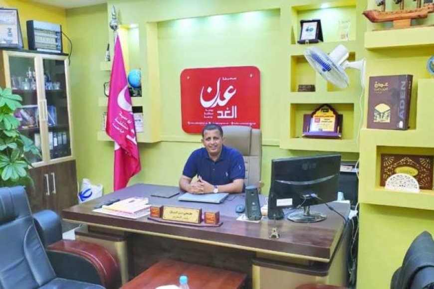 تغريدة لـ(بن لزرق) تتسبب بصدام سياسي بين قيادات (الانتقالي).. البيض وشطارة يشعلان منصة (تويتر)