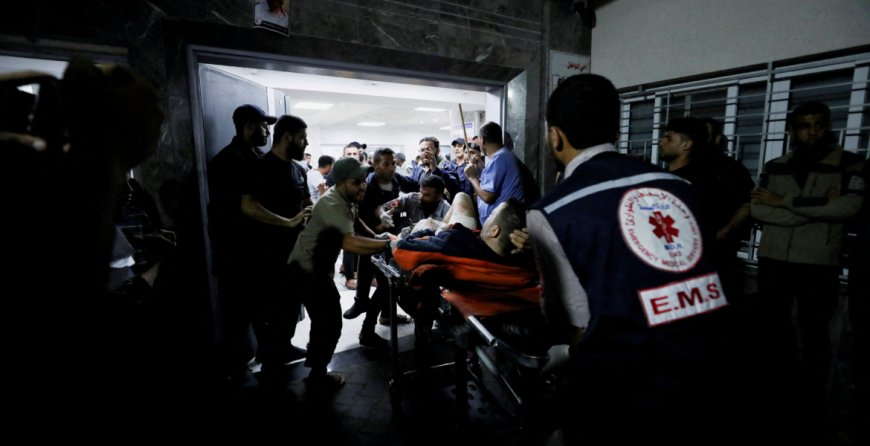 شهداء وجرحى في قصف على مدخل مجمع الشفاء الطبي.. الاحتلال استهدف قافلة سيارات إسعاف
