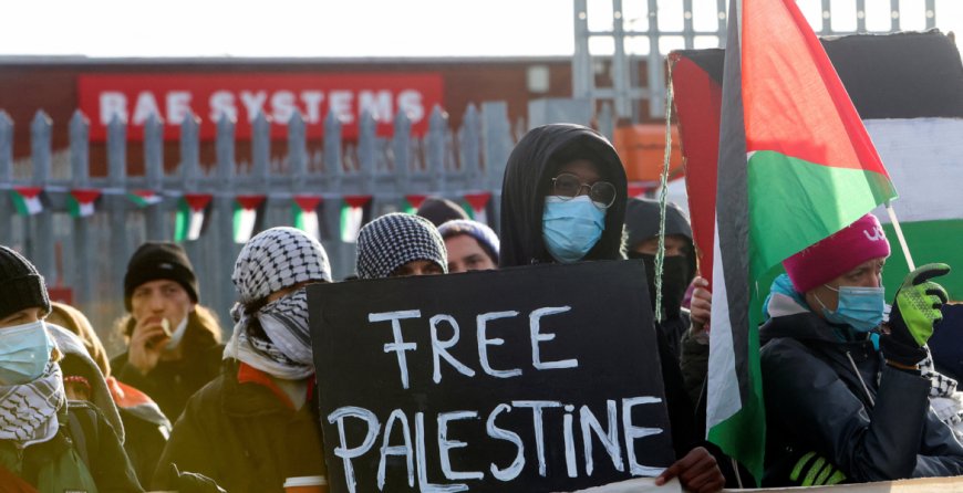 متضامنون مع فلسطين يغلقون مقر أكبر مورِّد للسلاح في بريطانيا.. العشرات طالبوا بوقف تسليح الاحتلال