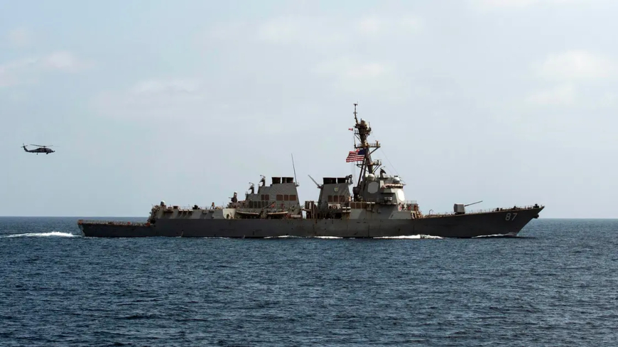الحوثيون يستهدفون مدمرة أميركية بصاروخين باليستيين في البحر الأحمر