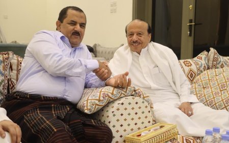 وزير الدفاع الداعري يزور المناضلين ناصر هادي وفيصل رجب