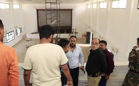 مدير عام دارسعد يتفقد سير العمل  في مشروع إعادة تأهيل قاعة مسرح ثانوية عدن النموذجية