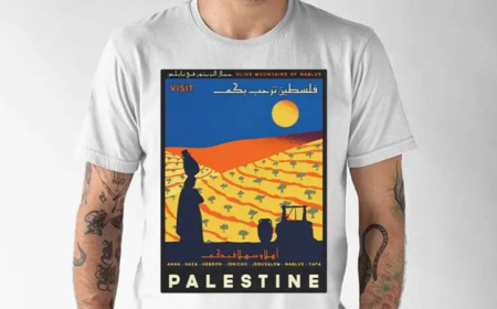 الخطوط الأمريكية تهدد راكب بالطرد.. والسبب قميص فلسطين ( فيديو )