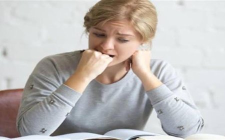 ليس التوتر السبب.. احذر "هز رجلك" علامة على الإصابة بهذا المرض