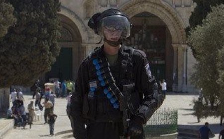 مستوطنون يقتحمون الأقصى والاحتلال يمنع الفلسطينيين من الدخول إليه