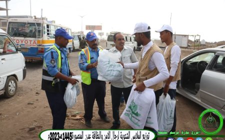 مؤسسة الهجرة توزع ملابس شتوية لرجال النقاط الأمنية والمرور والنظافة بمديرية المنصورة بالعاصمة عدن