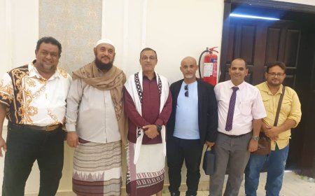 موظفو مكتب الصحة بعدن يهنئون مدير صحة المنصورة بمناسبة زواج ابنته على الشاب سعيد المفلحي