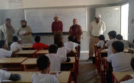 مدير التربية لودر يتفقد سير اختبارات الفصل الدراسي الأول بمدرسة الشهيد العبيدي بالعين