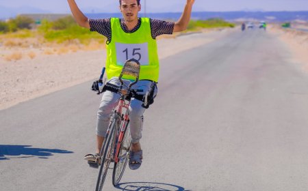 مهرجان شبوة الرياضي الأول.. اللاعب محسن خبازي يتوج بطلا لبطولة الدراجات الهوائية المفتوحة