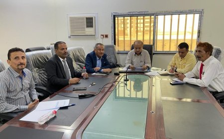 اجتماع في عدن يناقش اجراءات ضبط ومنع السجائر المهربة التي لا تحمل الطابع الضريبي الرسمي