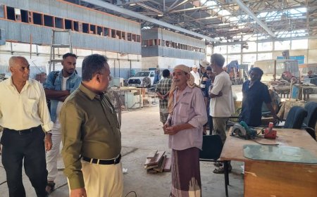رئيس هيئة مصائد خليج عدن يتفقد الورشة الفنية المركزية بميناء الإصطياد بالعاصمة عدن