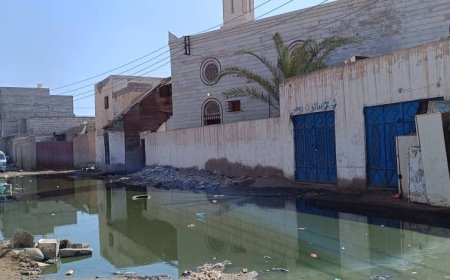 كارثة بيئية وصحية.. مياه المجاري تهدد بانهيار مسجد الرحمن في الممدارة بعدن
