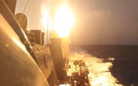 (شاهد).. أول فيديو يوثق لحظة اعتراض المدمرة الأمريكية لهجوم صاروخي شنه الحوثيون في البحر الأحمر