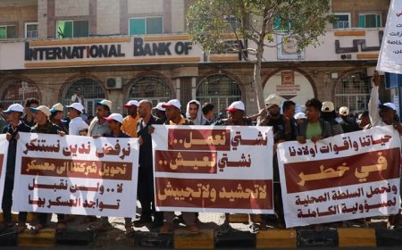 في وقفة احتجاجية.. عمال شركة الشيباني الصناعية بتعز  يوجهون رسالة لمجلسي الرئاسة والنواب