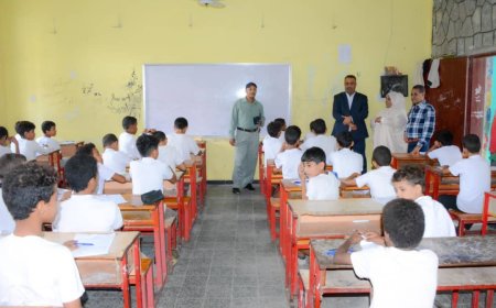 مدير التواهي يتفقد سير العملية الاختبارية في مدرسة الروضة للتعليم الاساسي بالمديرية
