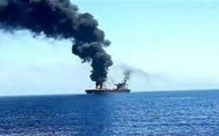 استمرت 90 دقيقة.. تفاصيل هجوم حوثي بـ 6 قوارب على سفينة قبالة سواحل عمان وباب المندب  