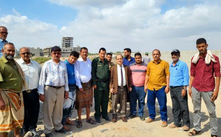 مدير عام دارسعد يضع حجر الأساس لمشروع تسوير عدد من المواقع بمنطقة بئر فضل والبساتين