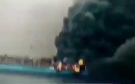 عاجل.. استهداف سفينة في البحر الأحمر واشتعال النيران فيها  اشتعال النيران في سفينة