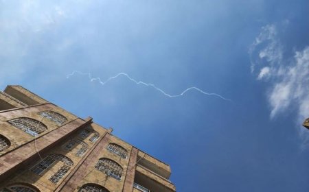 عاجل.. بالفيديو لحظة إطلاق صاروخ حوثي نحو البحر الأحمر الذي استهدف السفينة الليبيرية