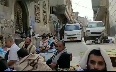 بالفيديو والصور.. إقامة مراسم عزاء الوزير العوج في الشارع بعد طرد المعزين من الصالة وإغلاقها