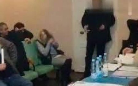 بالفيديو: نائب يفجر 3 قنابل خلال اجتماع مجلس محلي في أوكرانيا
