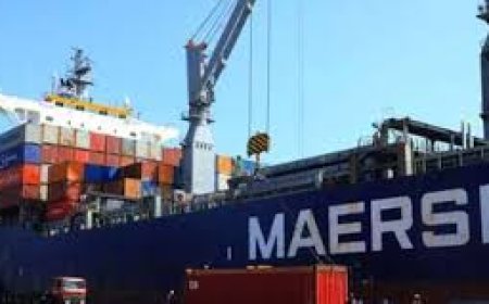 نتيجة لهجمات الحو.ثي ..شركة شحن عالمية توقف جميع عمليات الشحن بالحاويات عبر البحر الأحمر