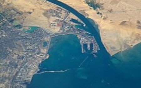 بعد قرار وقف شركات شحن عالمية المرور عبر البحر الأحمر.. باحث مصري يكشف أوراق اللعبة