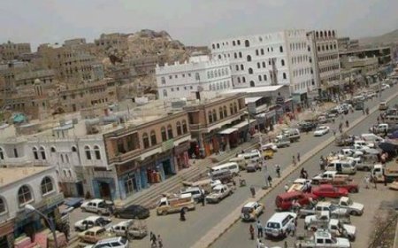 عقب حملة عسكرية حاولت اقتحام المنازل.. اشتباكات عنيفة بين مواطنين ومليشيا الحوثي وسط اليمن 