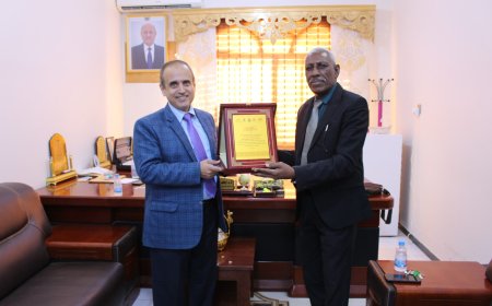 وزير التعليم العالي يتسلم درع الإتحاد العام لطلبة جامعة سيئون