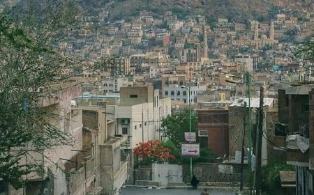 السلطة المحلية  بتعز توجه بتقديم الخدمات الطبية للمصابين بـ "الرصاص الراجع" للمحتفلين بفوز منتخب الناشئين
