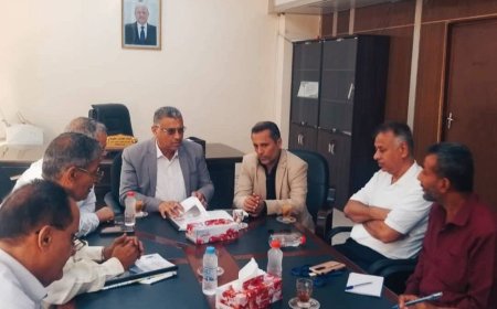 لقاء في عدن برئاسة معاون يناقش تقرير لجنة معالجة وضع الصخور الآيلة للسقوط