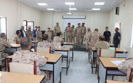 وزير الدفاع يتفقد العملية التعليمية والأكاديمية في الكلية الحربية وكلية القيادة والاركان بعدن