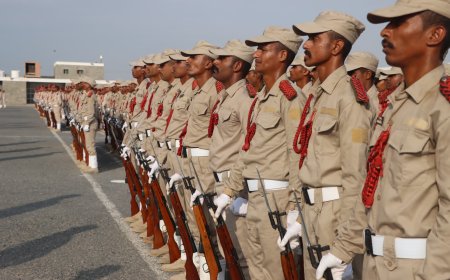 وزير الدفاع يتفقد العملية التعليمية والأكاديمية في الكلية الحربية وكلية القيادة والاركان