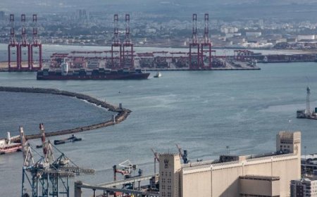 صحيفة أمريكية تؤكد ان سفينة إيرانية تقوم بمساندة جماعة الحوثي في هجماتهم بالبحر الأحمر