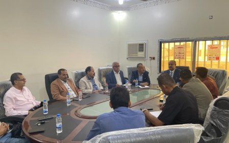 اجتماع بعدن يستعرض الجهود المشتركة لعملية الضبط والمتابعة الخاصة بالسجائر المهربة وطابع البندور المزور