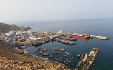 نشوب حريق في سفينة بالمكلا.. صورة