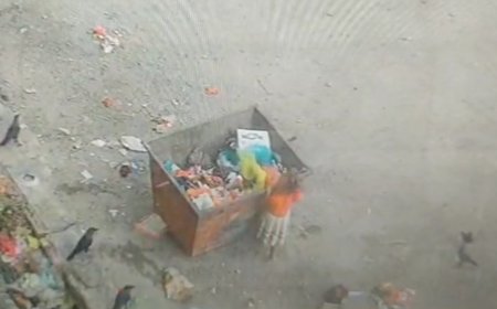 طفلة بعدن ماتت وهي تبحث  في برميل قمامة.. فهل كانت عن طعام تبحث!!