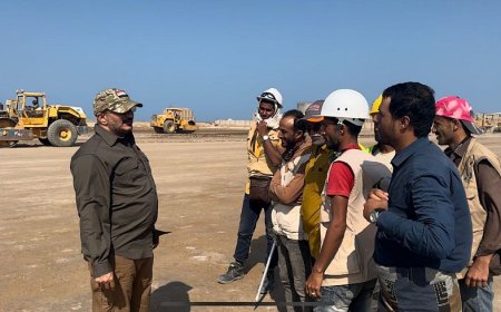 عضو مجلس القيادة طارق صالح يتفقد سير العمل في عدد من المشاريع بمدينة المخا