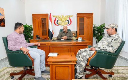 طارق صالح يطلع على الأوضاع الأمنية في المياه اليمنية